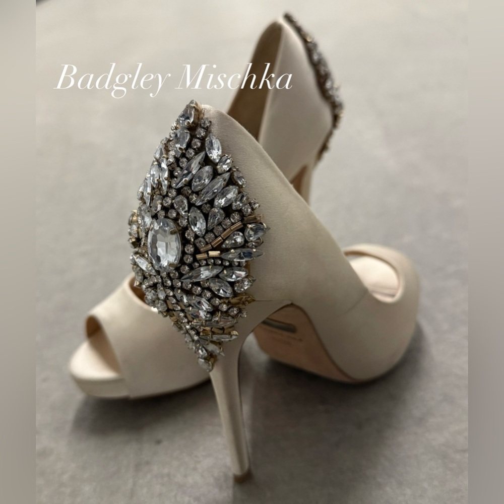 Badgley Mischka Satin Peep Toe w Rhinestones 4” Heel 6.5 M Wedding Shoes